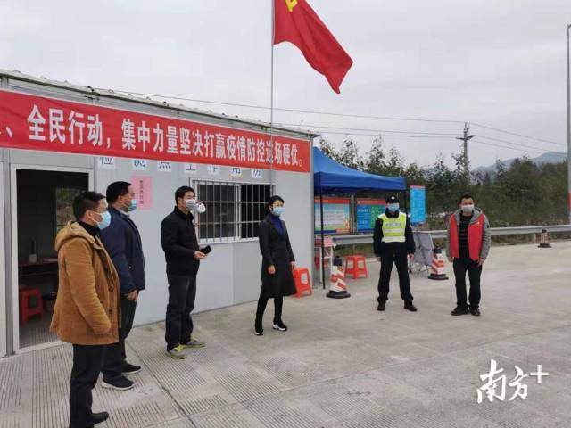 譚麗在西岸指導(dǎo)疫情防控宣傳工作。