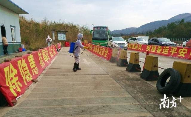 對省交界鳳頭嶺檢測點進行消毒。