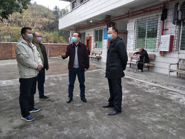 在九陂鎮(zhèn)敬老院督導疫情防控工作