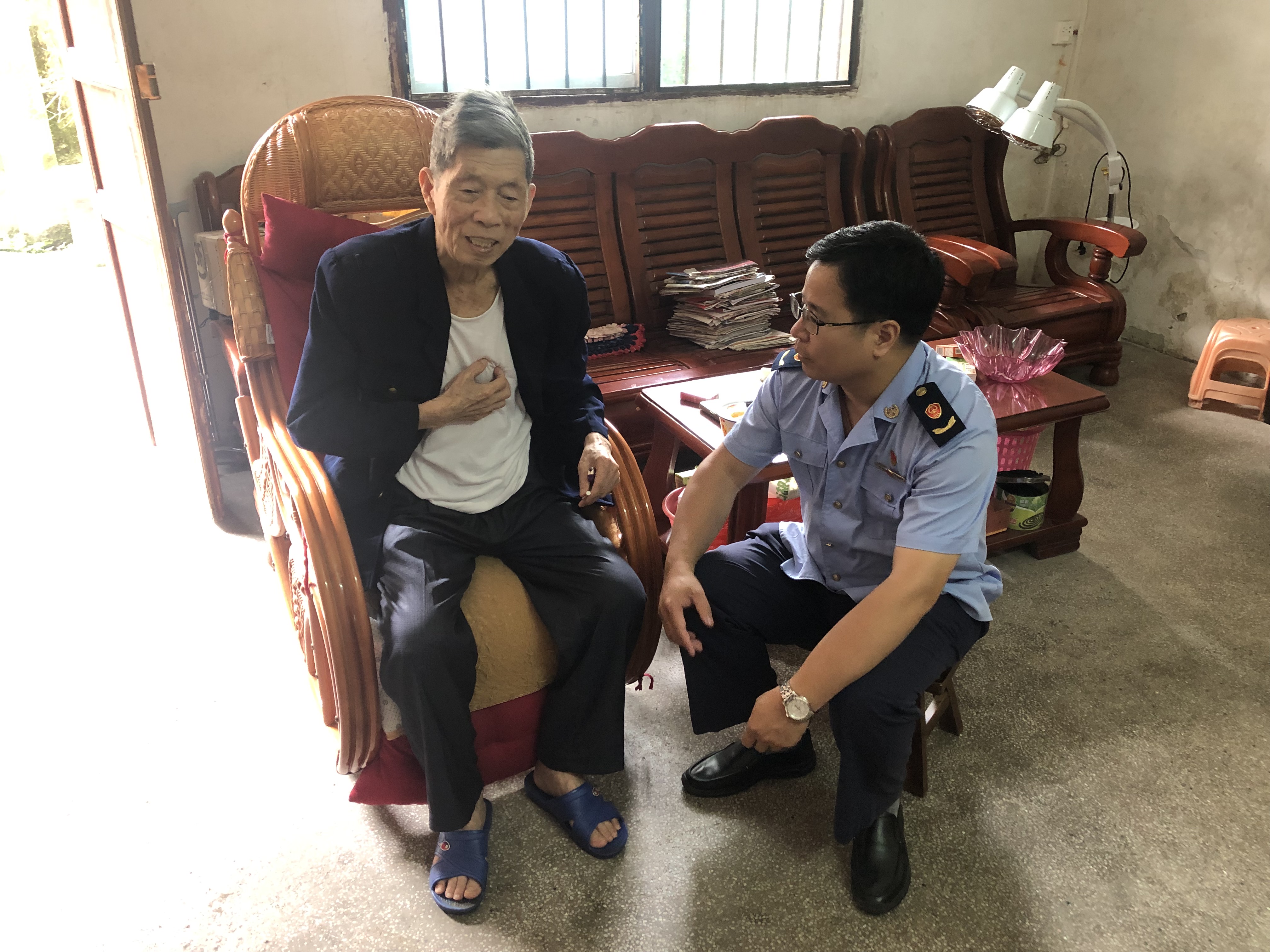 老黨員、生活困難黨員慰問.JPG