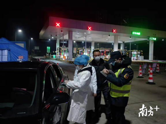 醫(yī)務(wù)、交警等人員在防控點(diǎn)24小時(shí)值守。
