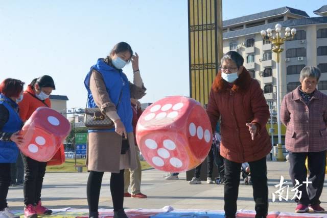 交通安全飛行棋游戲區(qū)。張曉欣 攝