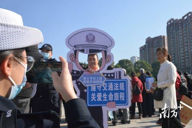 市民留影。張曉欣 攝