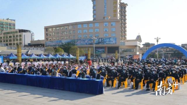 相關(guān)政府機(jī)關(guān)單位、行業(yè)代表、師生代表、市民群眾等參加活動(dòng)。張曉欣 攝