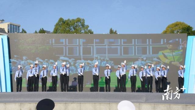 少年交警手勢(shì)操表演。張曉欣 攝