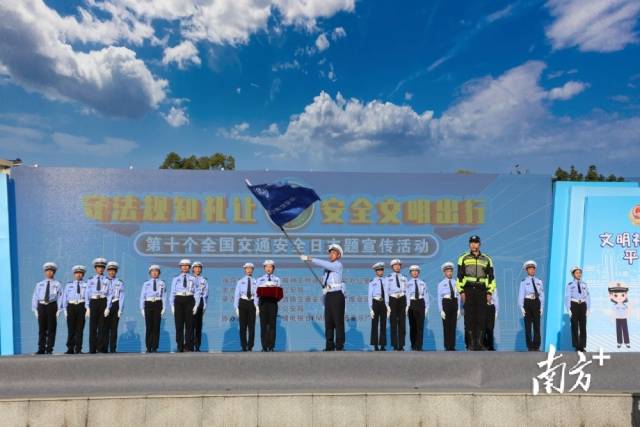 少年交警隊(duì)授旗儀式。廖劍鋒 攝