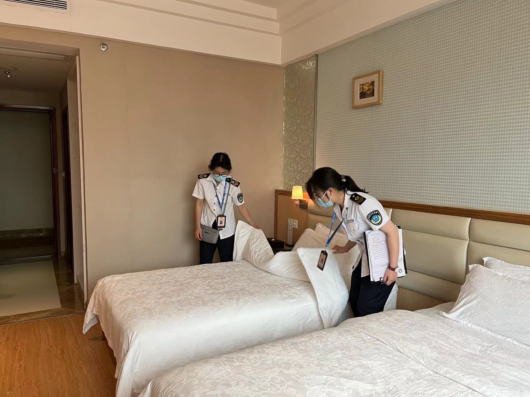 連州市衛(wèi)生監(jiān)督所執(zhí)法人員對(duì)公共用品用具清洗、消毒、保潔情況進(jìn)行檢查.jpg