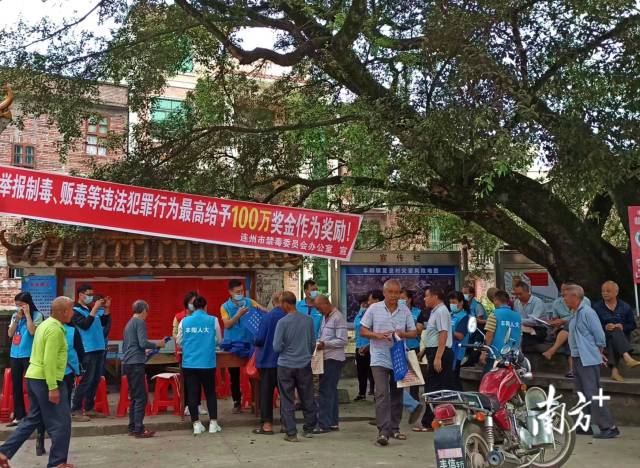 豐陽鎮(zhèn)人大代表在夏湟村的榕樹下舉行“微講堂”，用當(dāng)?shù)胤窖韵蛉罕娭v述毒品危害。通訊員供圖