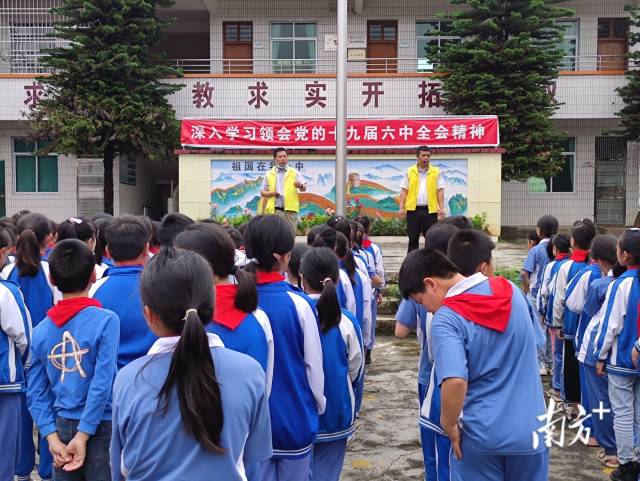 九陂鎮(zhèn)各中小學(xué)校開展未成年人防溺水安全教育宣傳。