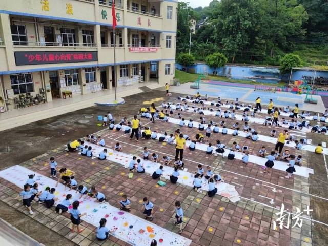 九陂鎮(zhèn)中心幼兒園開展“少年兒童心向黨”主題繪畫大賽。