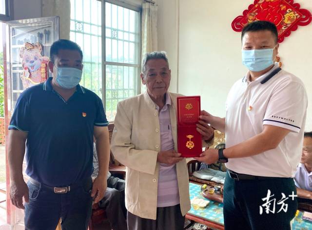走訪慰問老黨員，并送上“光榮在黨50年”紀念章。