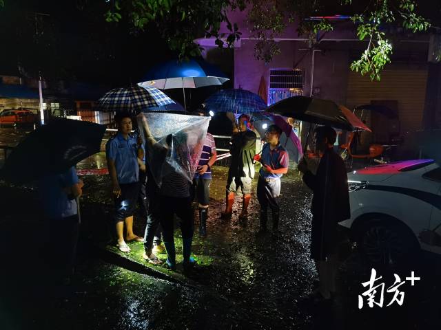 22日凌晨5時，轉(zhuǎn)移受困群眾。