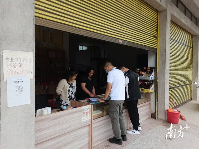 執(zhí)法人員給商家細(xì)致解釋政策。