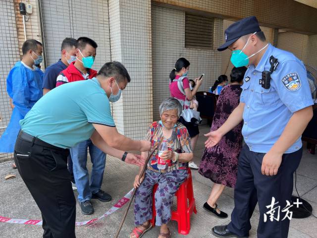 連州市委常委、副市長(zhǎng)、九陂鎮(zhèn)黨委書(shū)記綦鴻偉在核酸檢測(cè)現(xiàn)場(chǎng)協(xié)助老人參加核酸檢測(cè)，為老人做好防暑措施。