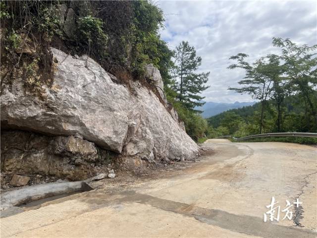 山石被清理后，道路此處的視野變得很是開闊。