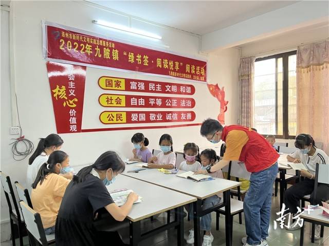 共讀一本好書。