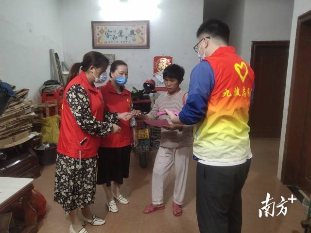 進(jìn)村入戶開(kāi)展森林防滅火宣傳。