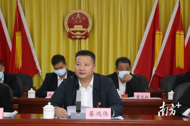 連州市委常委、副市長、九陂鎮(zhèn)黨委書記綦鴻偉作講話。