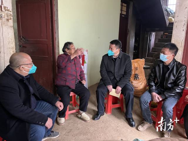 慰問老黨員。