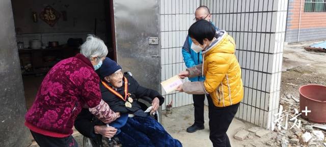 走訪慰問老黨員。