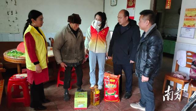 參與走訪慰問送溫暖活動。