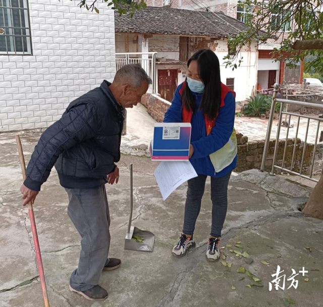送上防疫健康包。