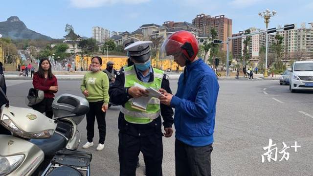 1日，連州交警上路展開專項(xiàng)整治。