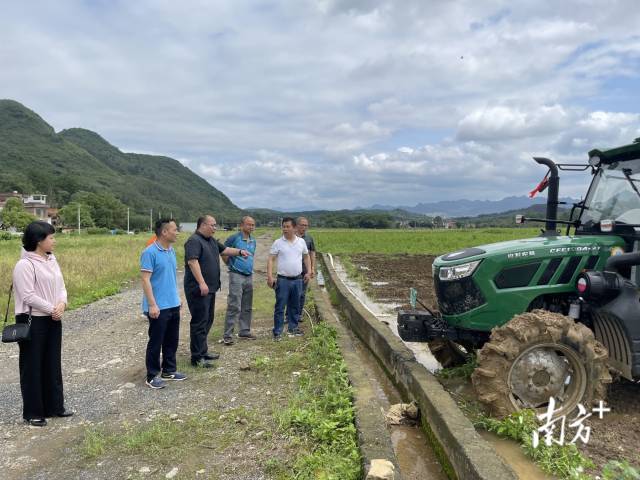 到田間查看耕地機工作情況。