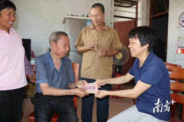 走訪慰問老黨員張臺(tái)。