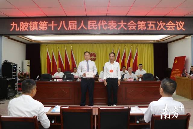 黃成志（右）向鄭劍鋒（左）頒發(fā)證書(shū)。