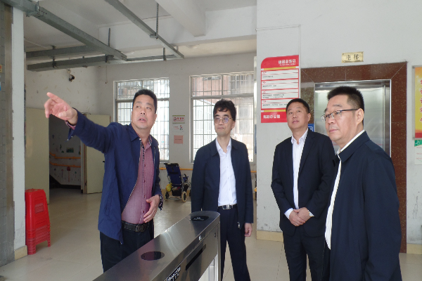 圖為2023年11月28日連州市殘聯(lián)向廣東省殘聯(lián)黨組書記、理事長陳學(xué)軍（右二）介紹連州市殘疾人服務(wù)設(shè)施情況.JPG