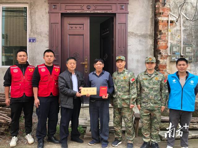 連州九陂鎮(zhèn)把現(xiàn)役軍人父母贍養(yǎng)政策送到新兵家中。