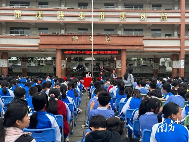 進(jìn)校園宣講。