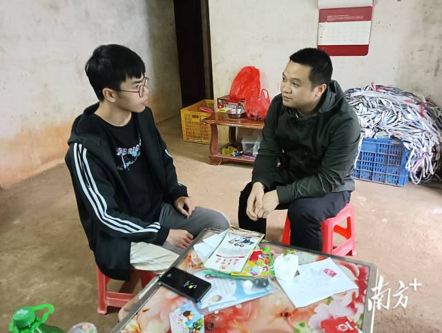 上門指導(dǎo)兵役登記。