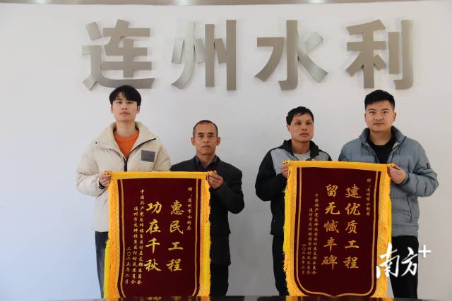 市水利局收到龍坪鎮(zhèn)黃芒村、墾區(qū)村村支書一行代表村組贈送的兩面錦旗。