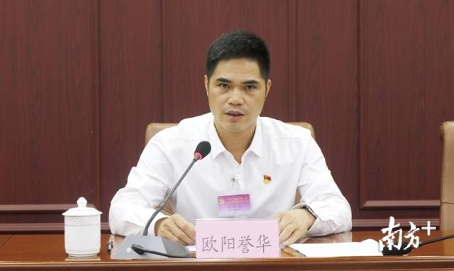 連州市委常委、市紀(jì)委書(shū)記、市監(jiān)委主任歐陽(yáng)譽(yù)華代表市紀(jì)委常委會(huì)作工作報(bào)告。段燦 攝